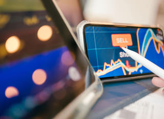 Trader analyzující více trhů, Bitcoin, Ethereum a forexové opce